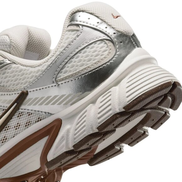 Nike V5 Runner Sneaker in Sail Light Orewood Fauna Brown & Phantom 6.5 New Women - Picture 15 of 17